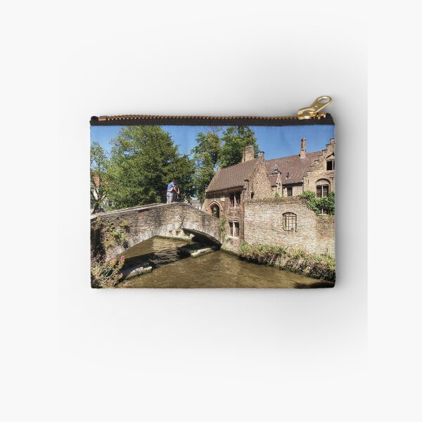Artikelvorschau, Ein unerwarteter Schatz, den wir entdeckt haben, als wir ziellos durch die wunderschöne Stadt Brügge gewandert sind.
Aufgenommen am 15. Juli 2013.
Nikon D7000 entworfen und verkauft von Mike Church.