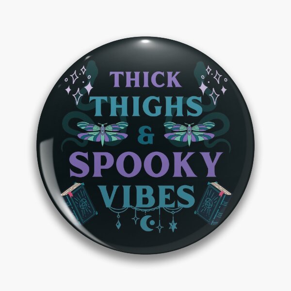 Aperçu de l'œuvre Cuisses épaisses et vibrations effrayantes Halloween Witchy Vibes créée et vendue par MiaDelelai.