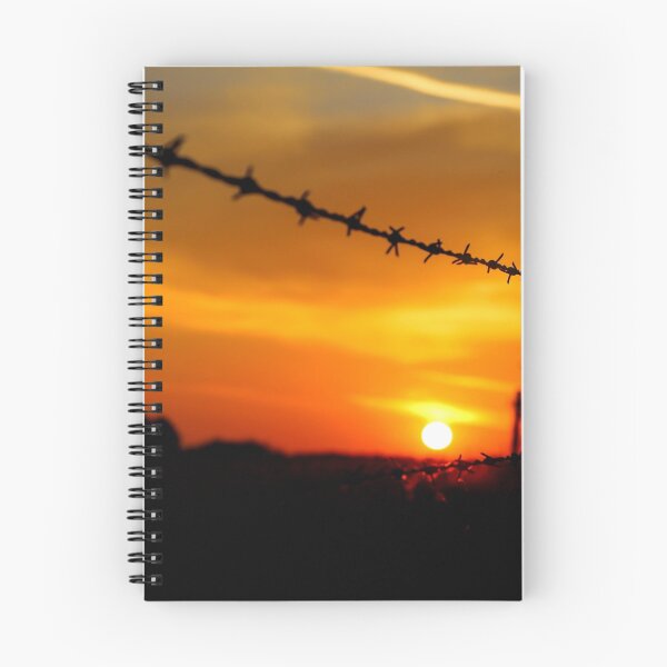 Artikelvorschau, Stacheldraht Sonnenuntergang (Landschaft) entworfen und verkauft von FactorFourPhoto.