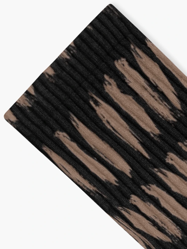 Thumbnail 2 von 5, Socken, Mid-tone Brown and Black Stripe Dash Lines Pattern Pairs Dunn & Edwards 2022 Color of the Year Art & Craft DET682 - Colour Trends - Hue - Shade designt und verkauft von ColorOfTheYears.