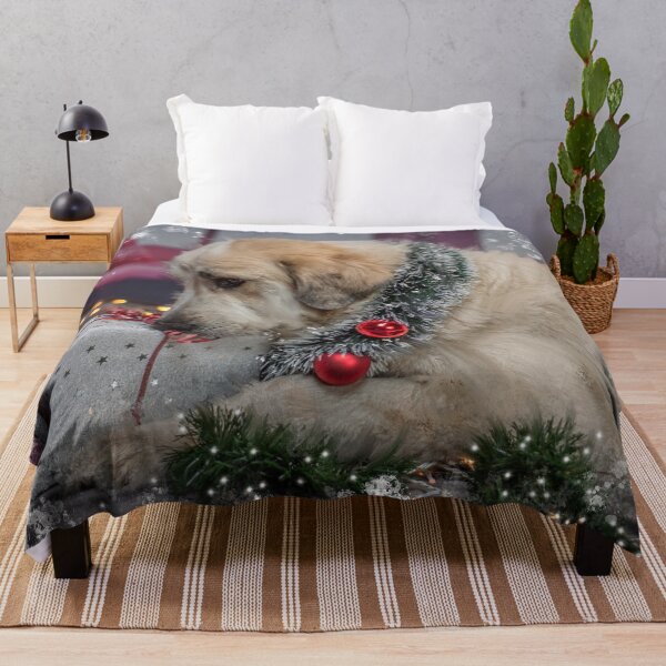 Artikelvorschau, Netter Hund öffnet Weihnachtsgeschenke Foto mit Mixed Media entworfen und verkauft von OByD.