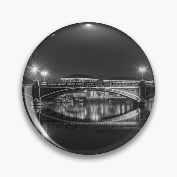 Aperçu de l'œuvre Pont Victoria la nuit créée et vendue par Alan Ralph.