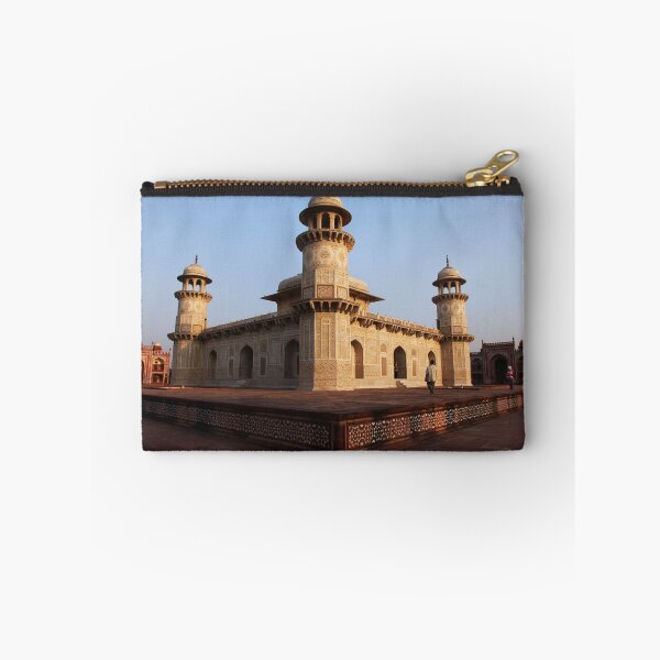 Aperçu de l'œuvre Agra, le mausolée Itmad-ud-Daulah au coucher du soleil créée et vendue par JohnDalkin.