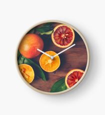 Stillleben mit reifen saftigen Zitrusfrüchten Uhr