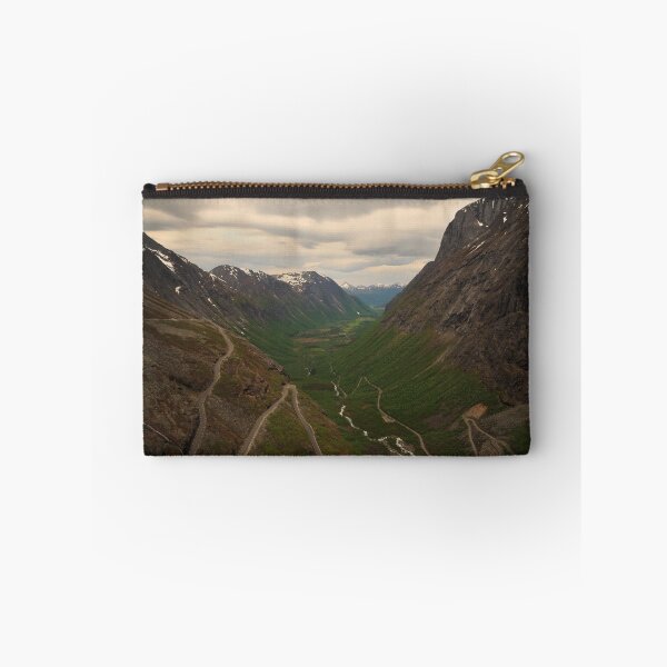 Item preview, NORUEGA
--------
Trollstigen se traduce a "The Troll's Footpath" o "Troll's Ladder" y es una carretera serpenteante de montaña que es una atracción turística muy popular debido a su fuerte pendiente y once curvas cerradas en una empinada ladera de la designed and sold by Cameron B.