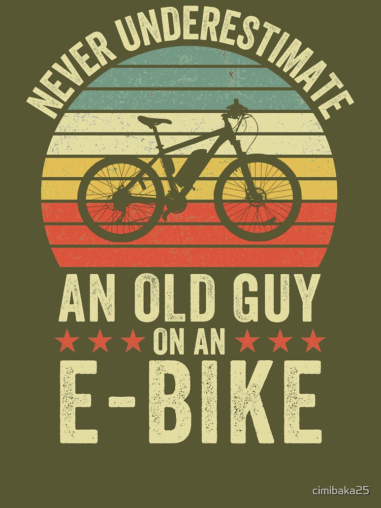 T-shirt essentiel for Sale avec l'œuvre « Ne sous-estimez jamais un vieil  homme sur un vélo électrique » de l'artiste cimibaka25