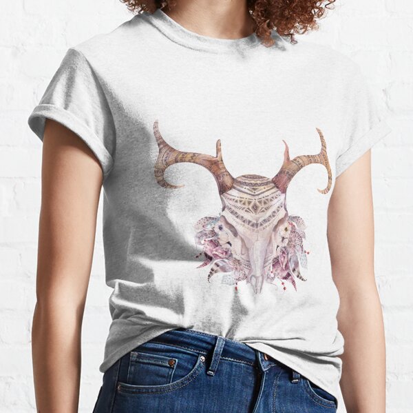 Deer skull with feathers Camiseta clásica
