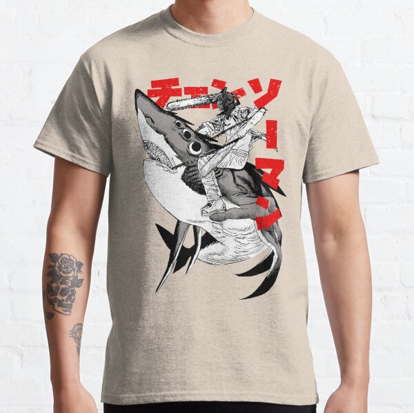 Homme à la tronçonneuse chevauchant un requin T-shirt classique