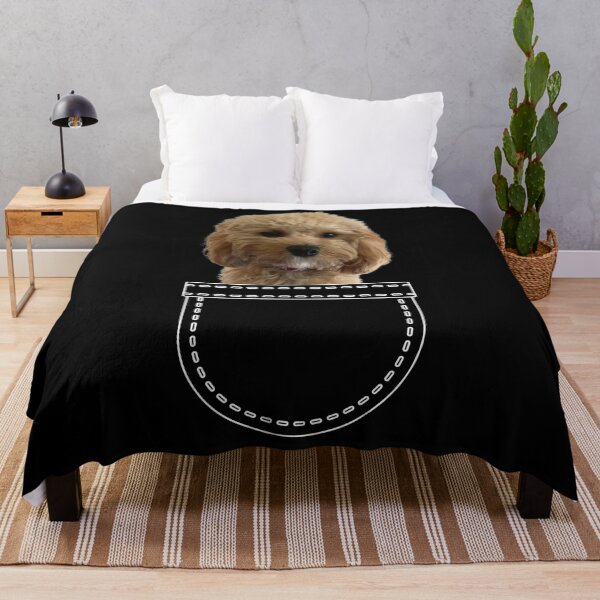 Artikelvorschau, Welpe in einer Tasche. Roter rubinroter Aprikosen-Cavoodle/Cavapoo-Welpe in einer Tasche. Lustige, niedliche Foto- und Strichzeichnungstasche entworfen und verkauft von JellyBeenzz.