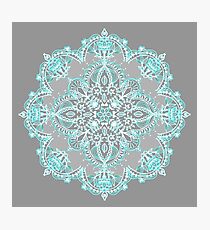 Lámina fotográfica Teal y Aqua Lace Mandala en gris