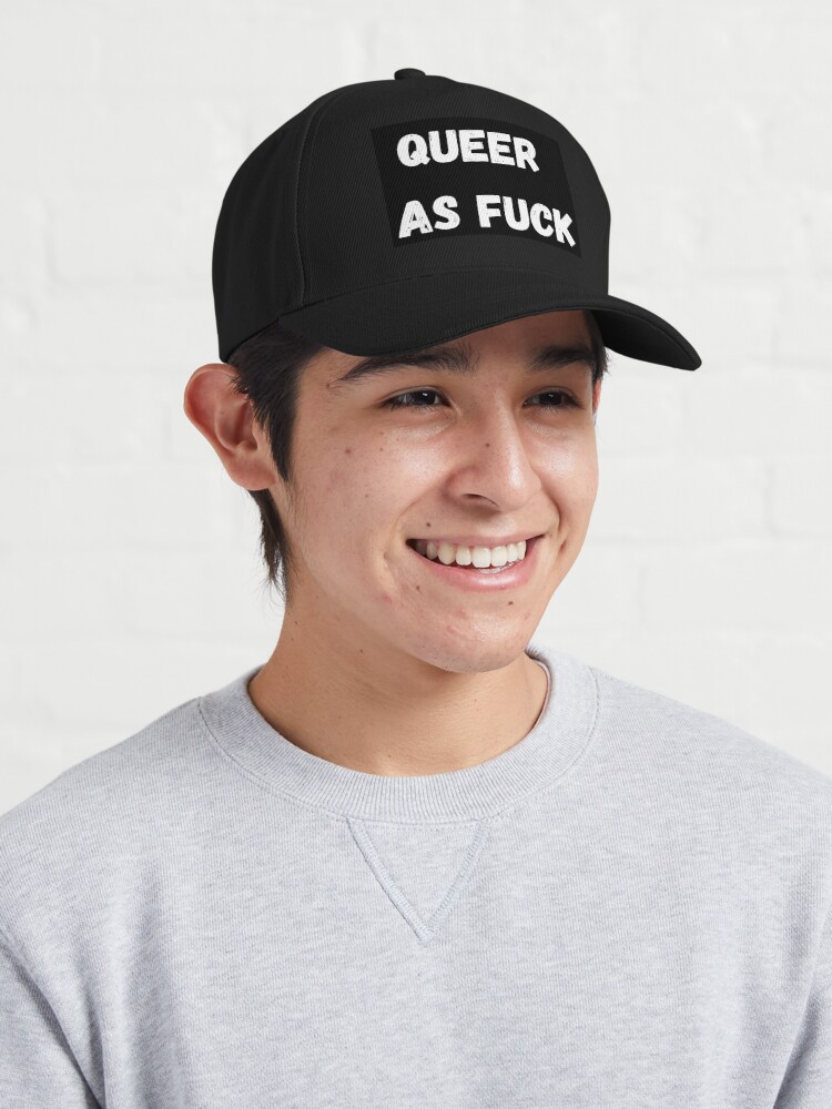 Aperçu 3 sur 7. Casquette avec l'œuvre Queer comme de la baise créée et vendue par QueerStuffs.
