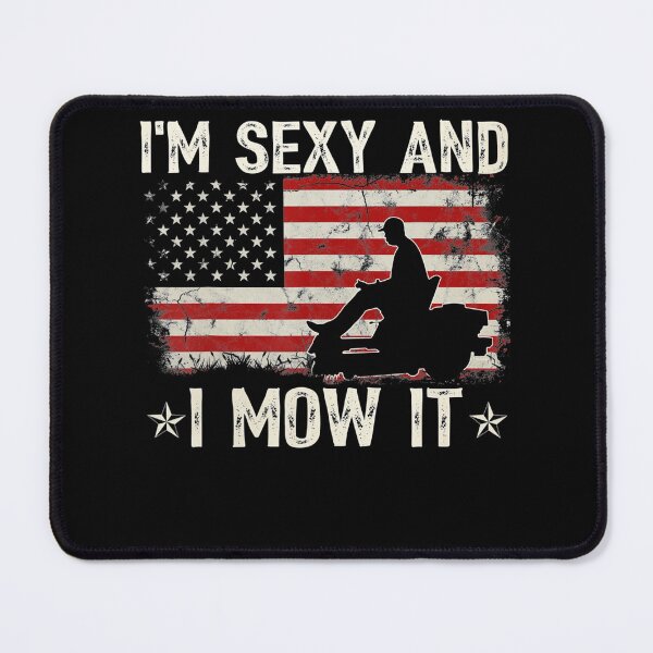 Aperçu de l'œuvre Tonte de pelouse pour hommes Aménagement paysager Je suis sexy et je tonds Drapeau créée et vendue par HanneloreJordan.