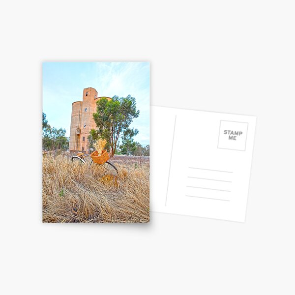 Vista previa del artículo con la obra «Old Grain Silo & Vintage Bike.», diseñado y vendido por mitpjenkeating.