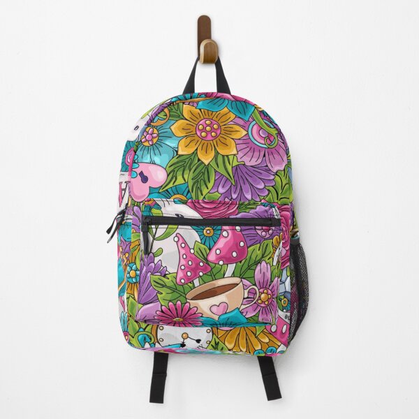 Vista previa del artículo con la obra «Patrón sin costuras del país de las maravillas. Garabatos de dibujos animados de colores brillantes dibujados a mano con detalles, con muchos objetos de fondo. Flores, conejo blanco, tarjetas, hongos», diseñado y vendido por TeeFashionShop.