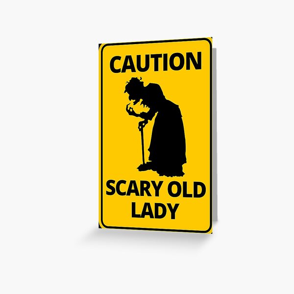 Vista previa del artículo con la obra «Divertido cartel de precaución de halloween - PRECAUCIÓN Scary Old Lady», diseñado y vendido por thehappylamb.