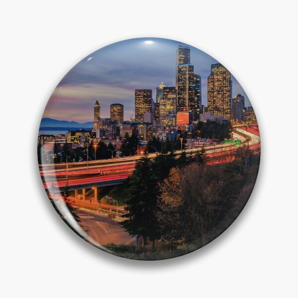 Artikelvorschau, Skyline der Innenstadt von Seattle jenseits des Autobahnkreuzes I-5 I-90 bei Sonnenuntergang mit Ampeln mit Langzeitbelichtung von Dr. Jose Rizal oder der 12th Avenue South Bridge. entworfen und verkauft von SvetlanaSF.