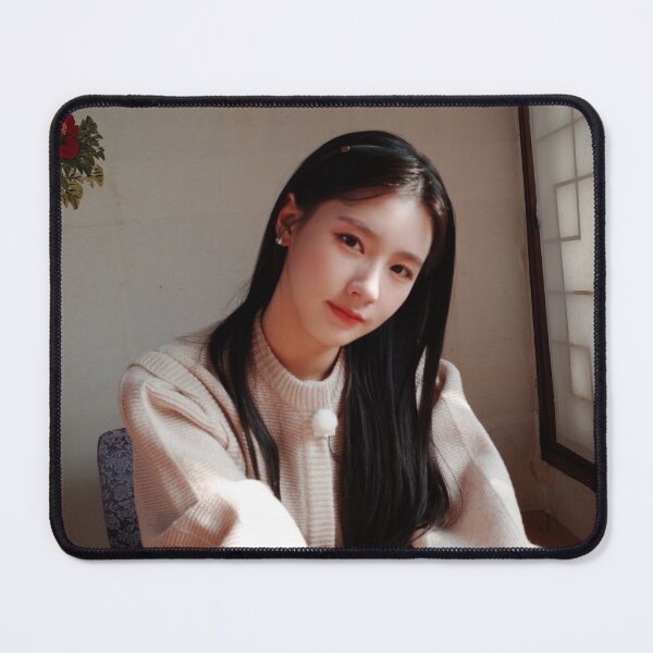 Artikelvorschau, GIDLE Miyeon im weißen Pullover entworfen und verkauft von 4thgenkpop.