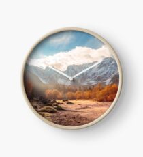 Reloj sunrinse de otoño en el valle