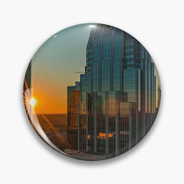 Artikelvorschau, Stadtdächer und Innenstadt-Skyline mit einem Sunburst bei Sonnenuntergang in Austin, Texas. entworfen und verkauft von SvetlanaSF.
