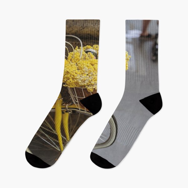 Artikelvorschau, Gelbe Blumen in einem braun geflochtenen Korbfahrrad entworfen und verkauft von justbejoker.