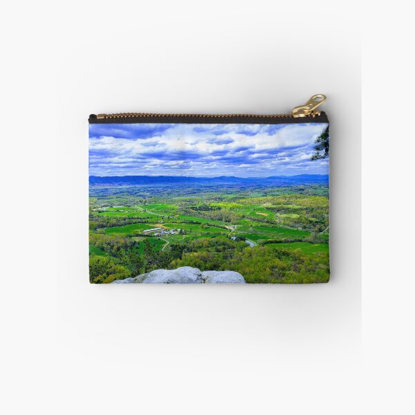 Artikelvorschau, Blick auf die Berge entworfen und verkauft von dtheiris.