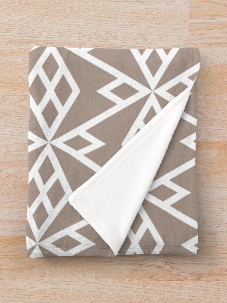 Imagen 3 de 6, Manta con la obra Light Brown and White Diamond Line Shape Pattern Pairs HGTV Emerging Taupe HGSW3035 2022 Color - Colour Trends - Shade - Hue, diseñada y vendida por ColorOfTheYears.