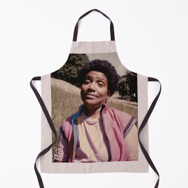 Aperçu de l'œuvre Audre Lorde photographie à l'extérieur en rose créée et vendue par Solidarityandco.