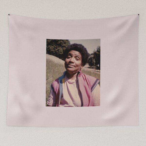 Aperçu de l'œuvre Audre Lorde photographie à l'extérieur en rose créée et vendue par Solidarityandco.