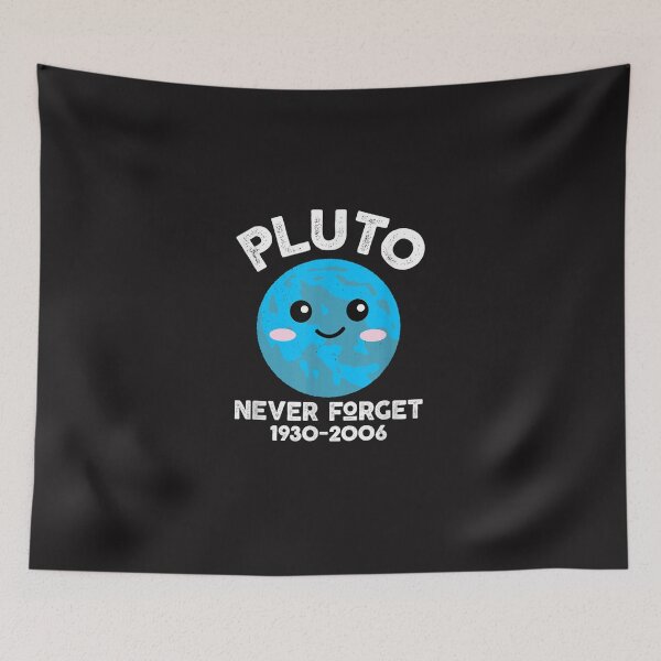 Artikelvorschau, Pluto vergiss nie Kawaii Planet Science Geek weißer Text entworfen und verkauft von Cdjaimeea.