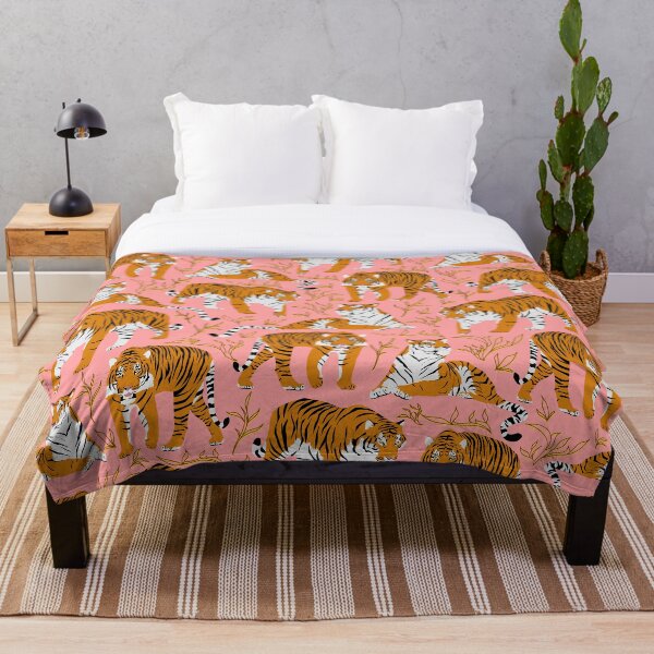 Artikelvorschau, Bengalisches Tigermuster mit Pflanzen und rosa Hintergrund entworfen und verkauft von CiniArt.