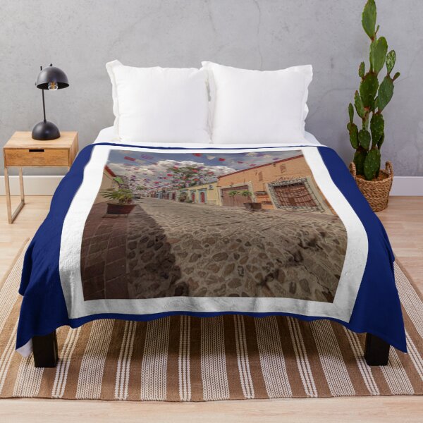 Artikelvorschau, Oaxaca T-ShirtOaxaca Skyline Mexican entworfen und verkauft von shopmuaban.