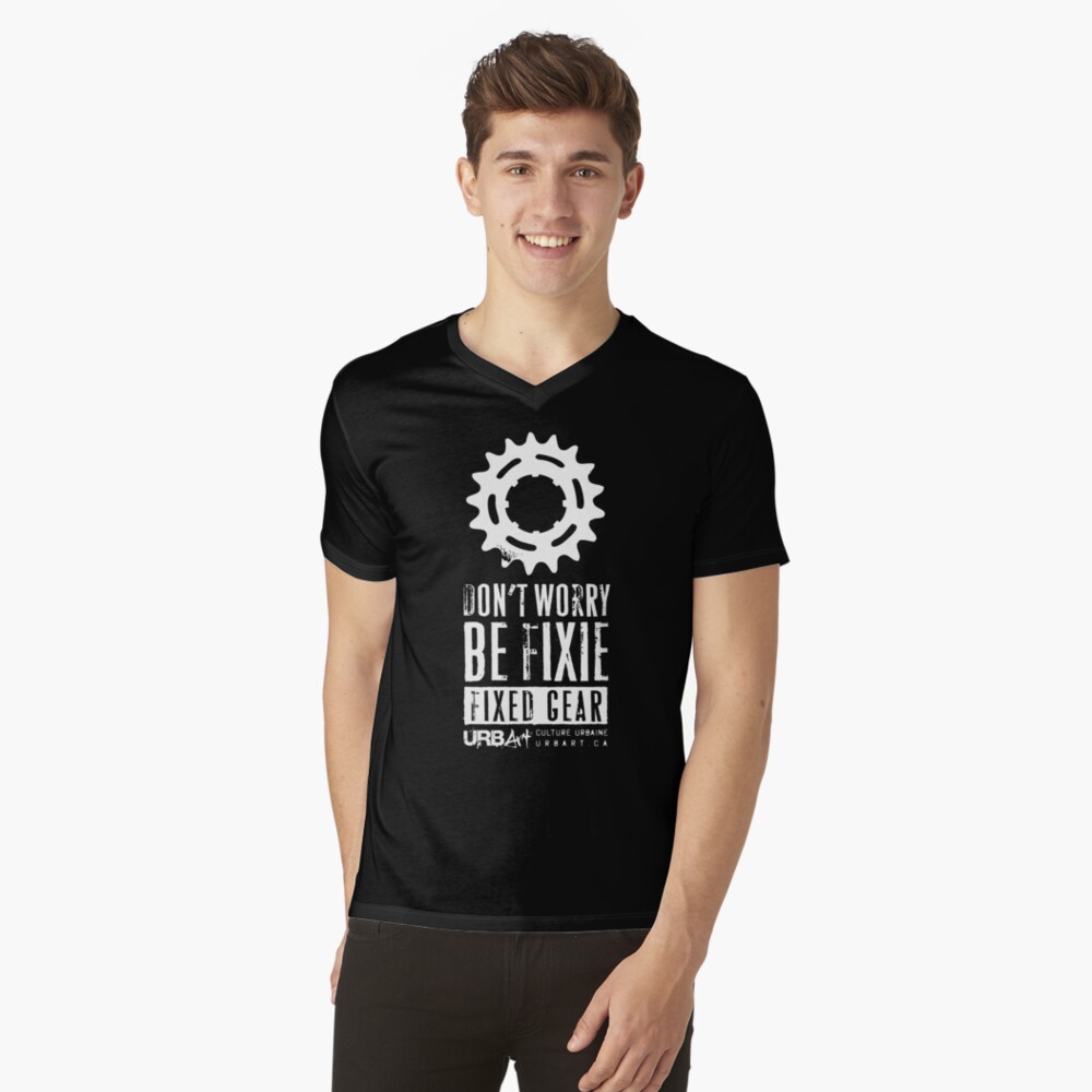 Aperçu de l'œuvre T-shirt col V créée et vendue par UrbArt.