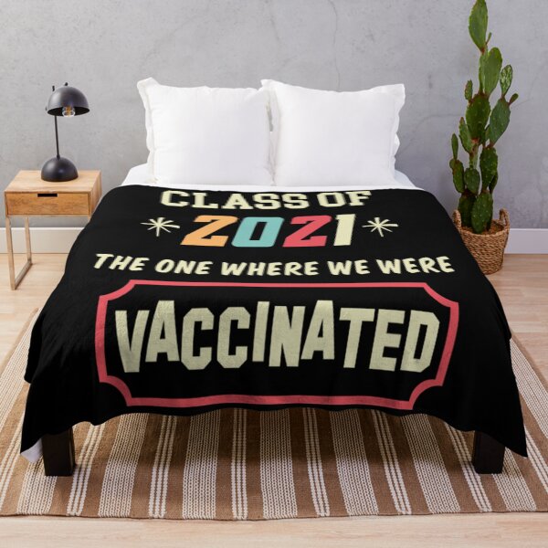 Aperçu de l'œuvre T-shirt VaccinationClasse de 2021 Vaccinés créée et vendue par ElizaKenzie.