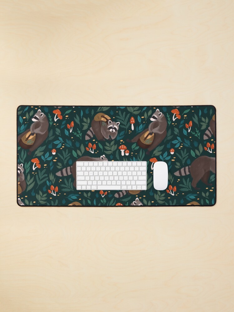 Aperçu 1 sur 5. Tapis de souris avec l'œuvre Ratons laveurs verts créée et vendue par Elenanaylor.