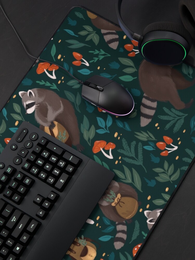 Aperçu 4 sur 5. Tapis de souris avec l'œuvre Ratons laveurs verts créée et vendue par Elenanaylor.