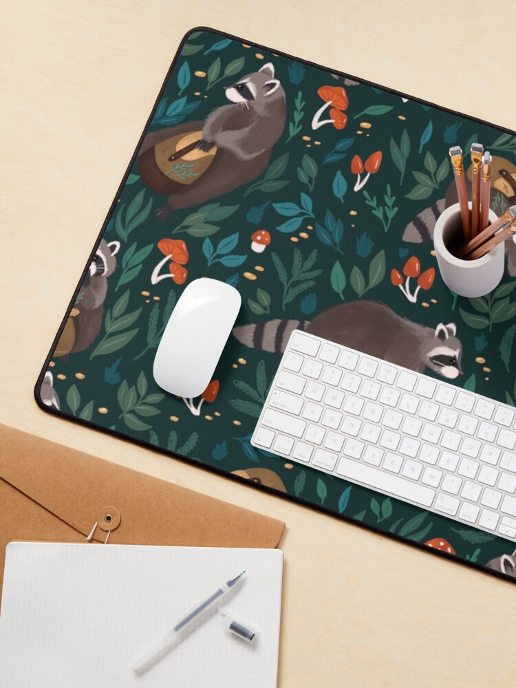 Aperçu 3 sur 5. Tapis de souris avec l'œuvre Ratons laveurs verts créée et vendue par Elenanaylor.