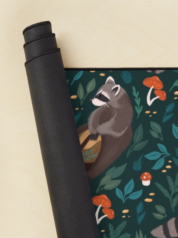 Aperçu 2 sur 5. Tapis de souris avec l'œuvre Ratons laveurs verts créée et vendue par Elenanaylor.