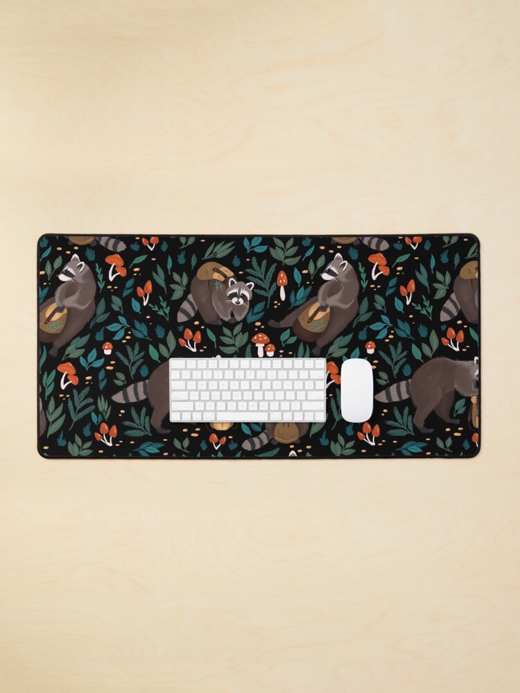 Aperçu 1 sur 5. Tapis de souris avec l'œuvre Ratons laveurs créée et vendue par Elenanaylor.