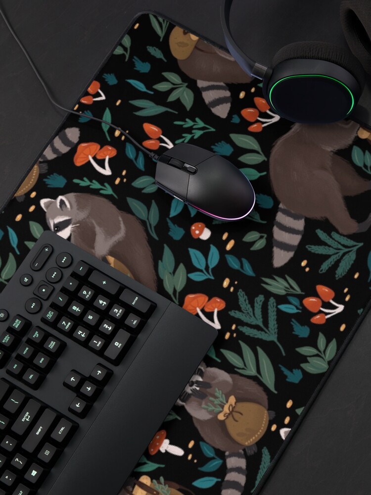 Aperçu 4 sur 5. Tapis de souris avec l'œuvre Ratons laveurs créée et vendue par Elenanaylor.