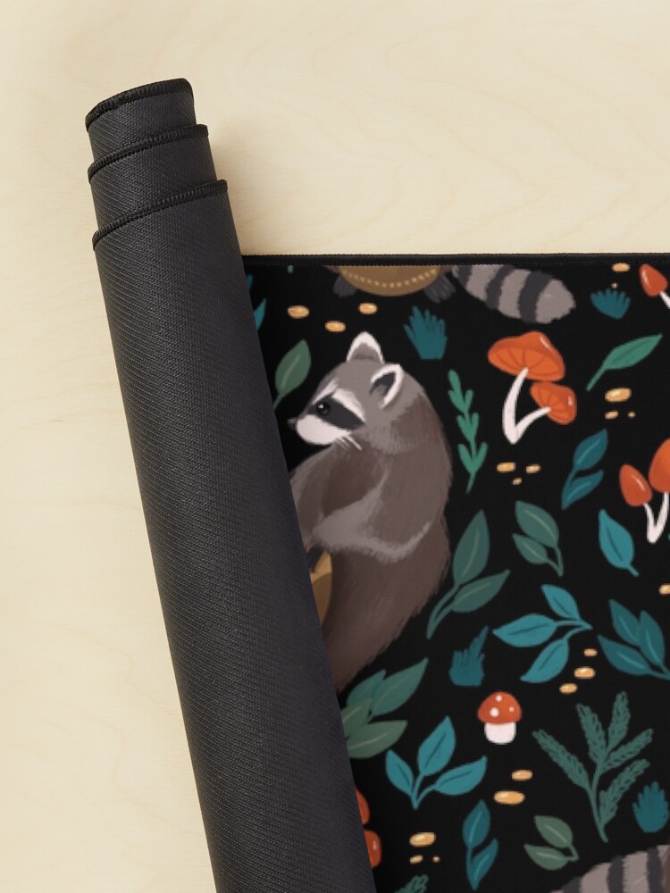 Aperçu 2 sur 5. Tapis de souris avec l'œuvre Ratons laveurs créée et vendue par Elenanaylor.