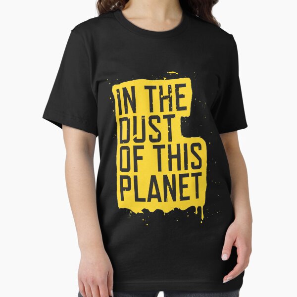 Vista previa del artículo con la obra «EN EL POLVO DE ESTE PLANETA CAMISETA», diseñado y vendido por panphora.