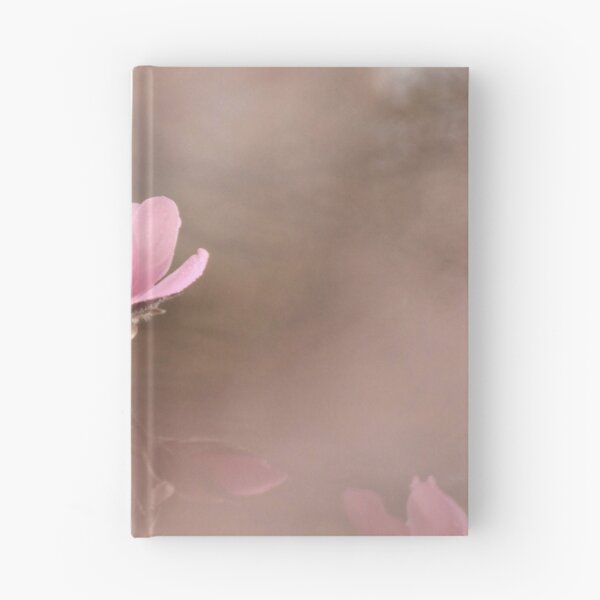 Aperçu de l'œuvre Photographie numérique de la fleur de Magnolia créée et vendue par SimonJohnson1.