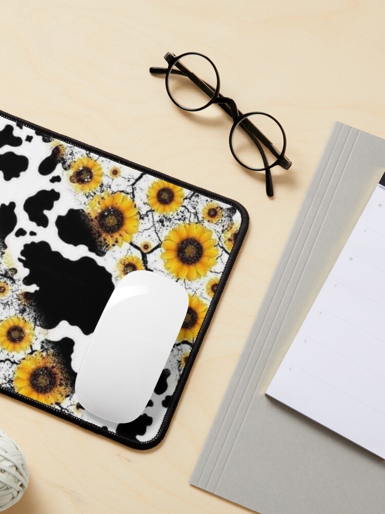 Imagen 3 de 5, Alfombrilla de ratón con la obra Vacas y girasoles, diseñada y vendida por danaburke86.