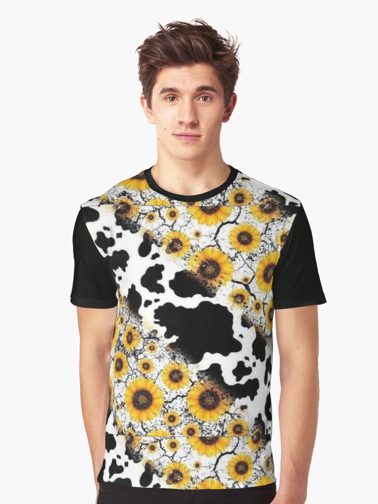 Imagen 1 de 5, Camiseta gráfica con la obra Vacas y girasoles, diseñada y vendida por danaburke86.