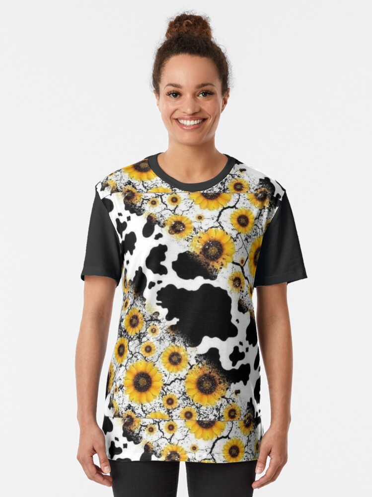 Imagen 2 de 5, Camiseta gráfica con la obra Vacas y girasoles, diseñada y vendida por danaburke86.