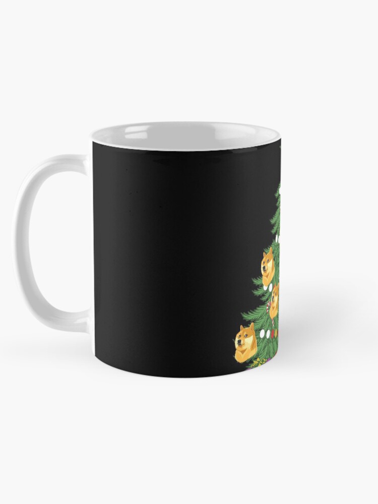 Aperçu 5 sur 6. Mug à café avec l'œuvre Dogecoin Christmas Tree Crypto Doge Ornaments Dogecoin Gear créée et vendue par DynamicDesign.