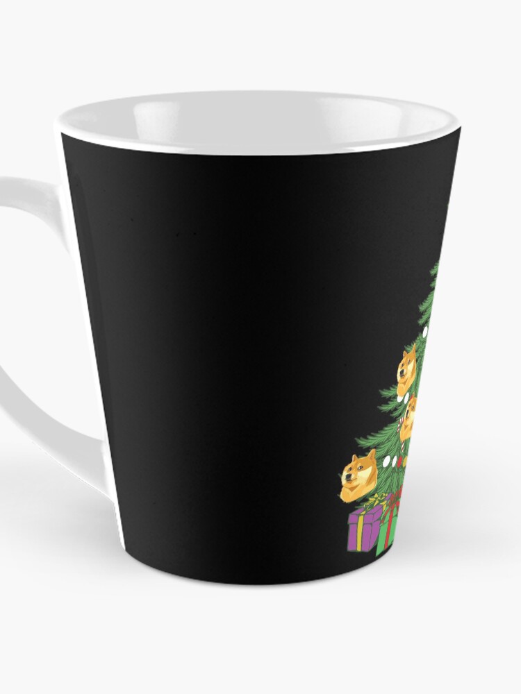 Aperçu 3 sur 4. Mug à café avec l'œuvre Dogecoin Christmas Tree Crypto Doge Ornaments Dogecoin Gear créée et vendue par DynamicDesign.