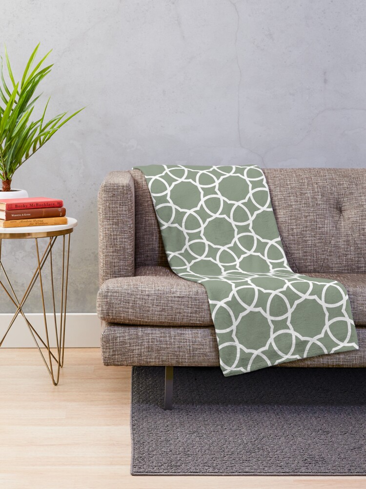 Aperçu 2 sur 6. Plaid avec l'œuvre Mid-tone Green and White Petal Shape Tile Pattern Pairs Benjamin Moore 2022 Popular Color High Park 467 - Colour Trends - Shades - Hues créée et vendue par ColorOfTheYears.