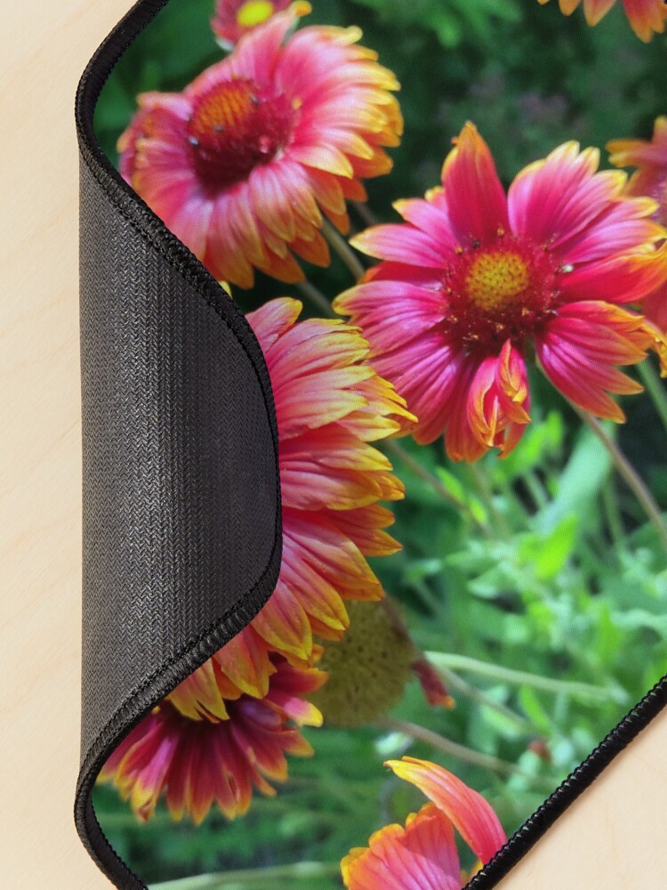 Alternative Ansicht von Malerblume mit Biene Mauspad