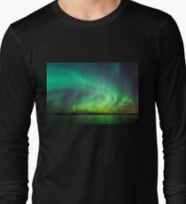 Nordlichter über See in Finnland Langarmshirt